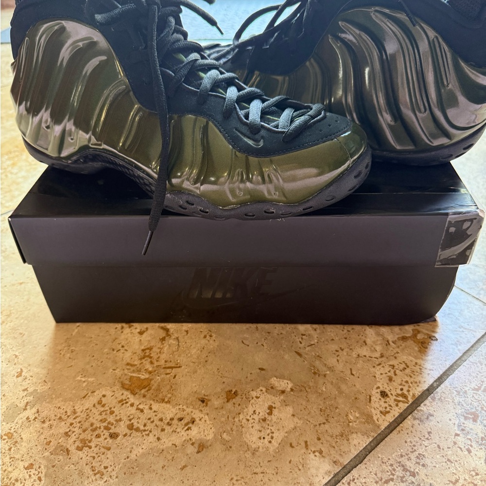 Men’s Nike Legion Green/Black Foamposite - Picture 2 of 7